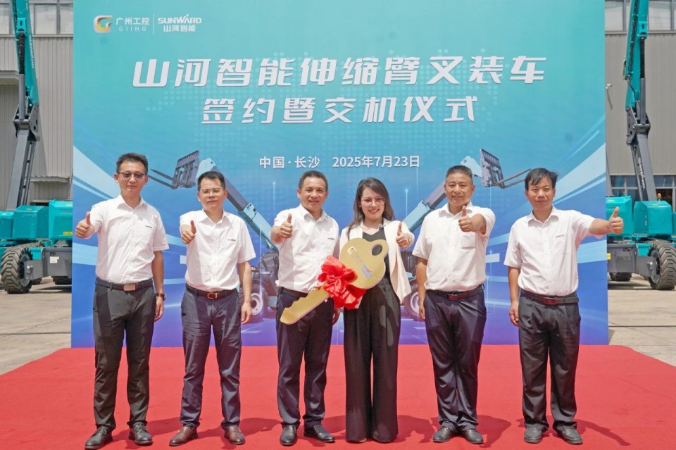 必发智能伸缩臂叉装车批量交付，，，，，，，即将奔赴新一线