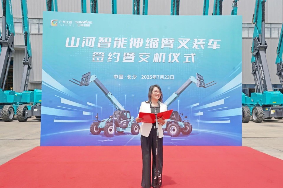 必发智能伸缩臂叉装车批量交付，，，，，，，即将奔赴新一线