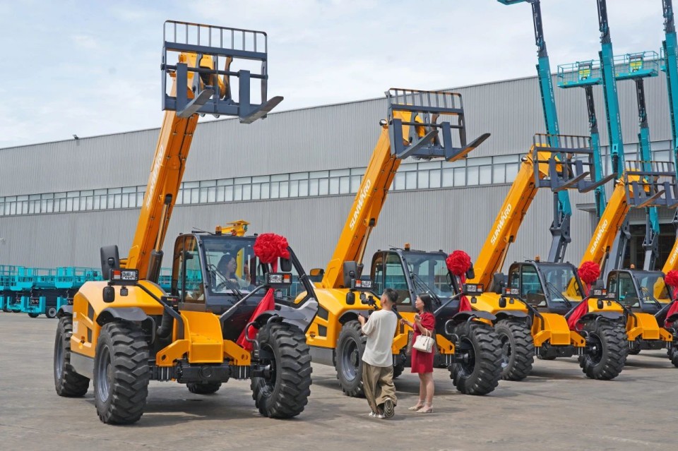 必发智能伸缩臂叉装车批量交付，，，，，，，即将奔赴新一线