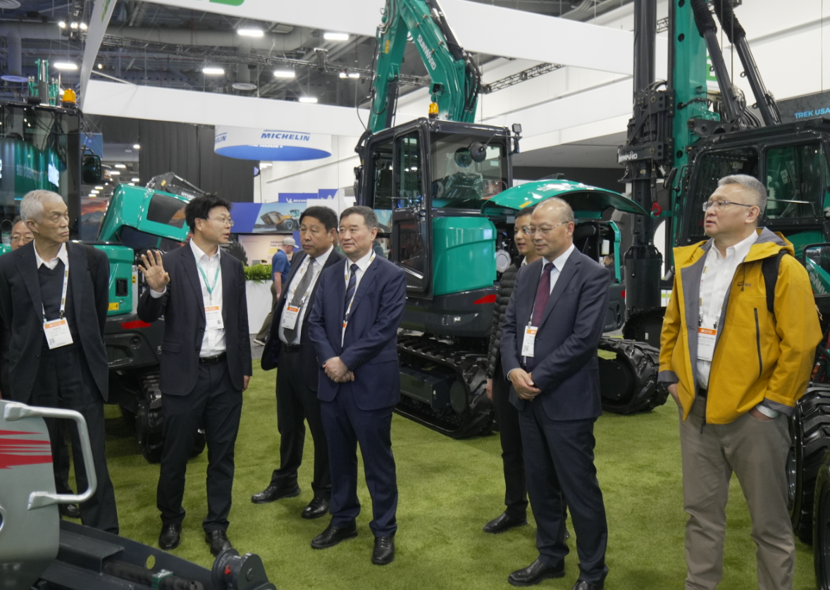 2026美国拉展 | 中国工程机械工业协会会长苏子孟一行到访必发智能展位